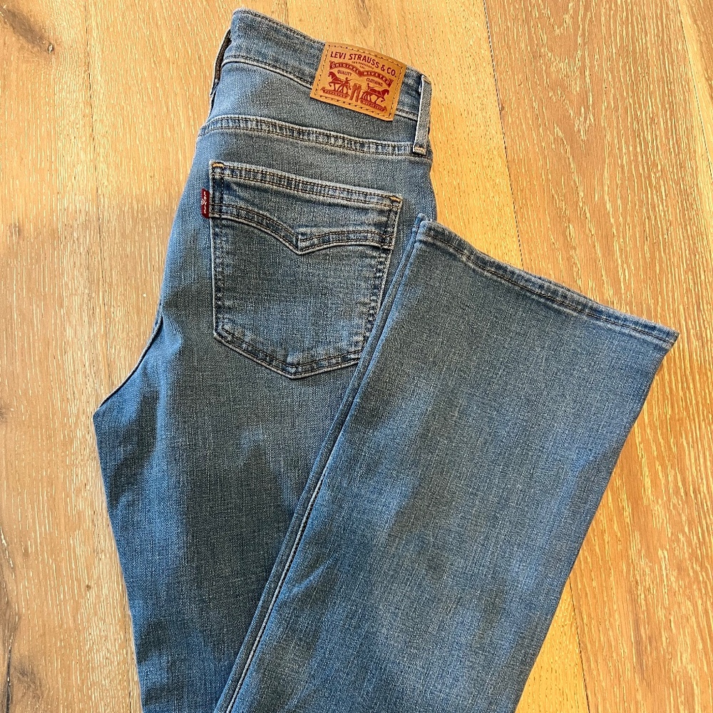 Levis 725 High Rise Bootcut NWOT